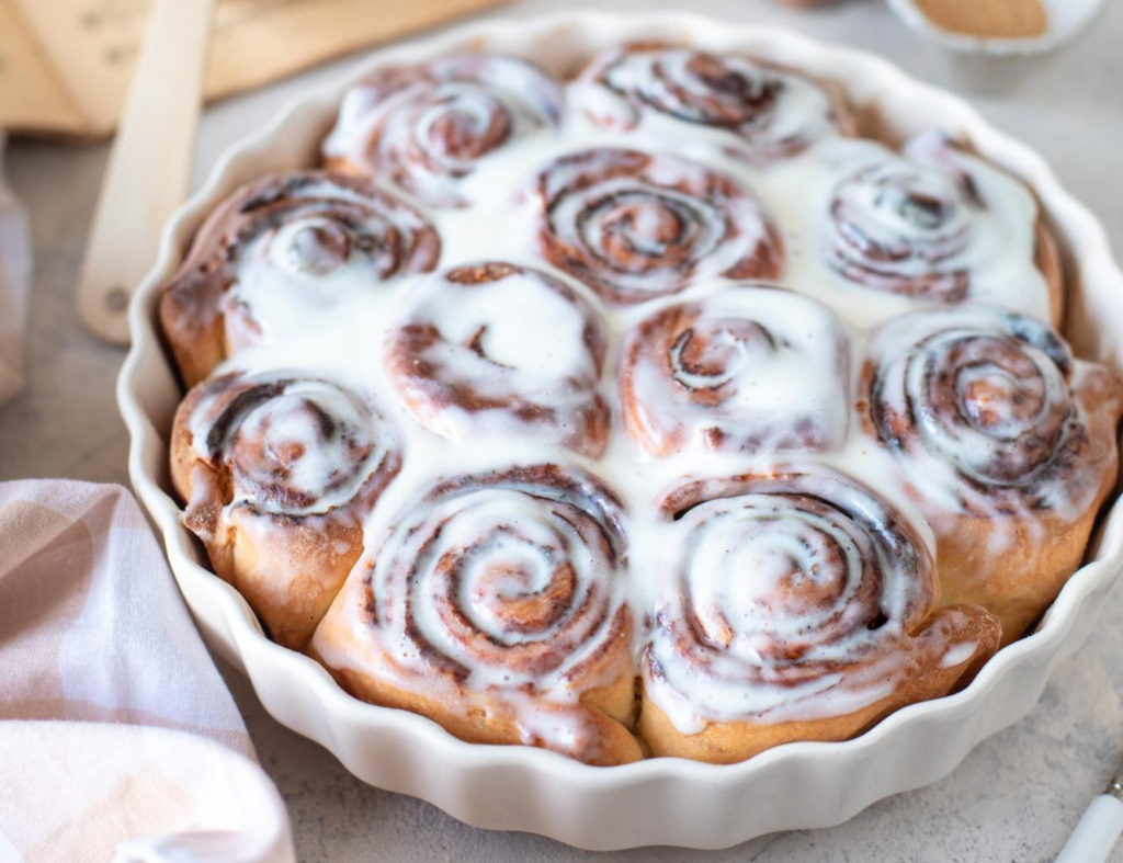 Ciannamon rolls Frosting and serving